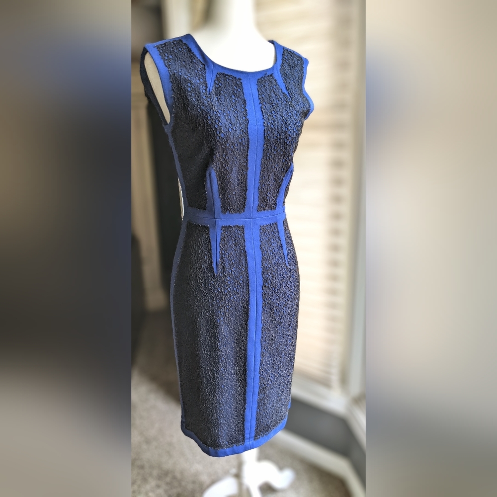 BCBGMAX AZRIA RUMOR BLOCKED LACE BLUE SHEATH DRESS